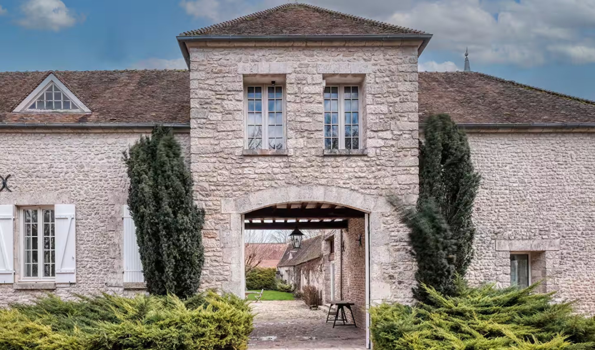 Kaskad Taki, maison en pierre dans le Gâtinais