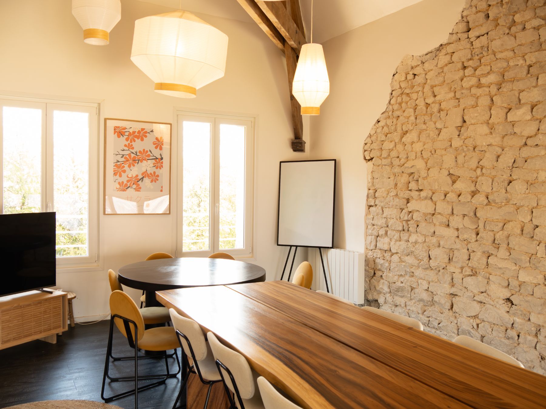 Salle de réunion en pierre à Kaskad Taki