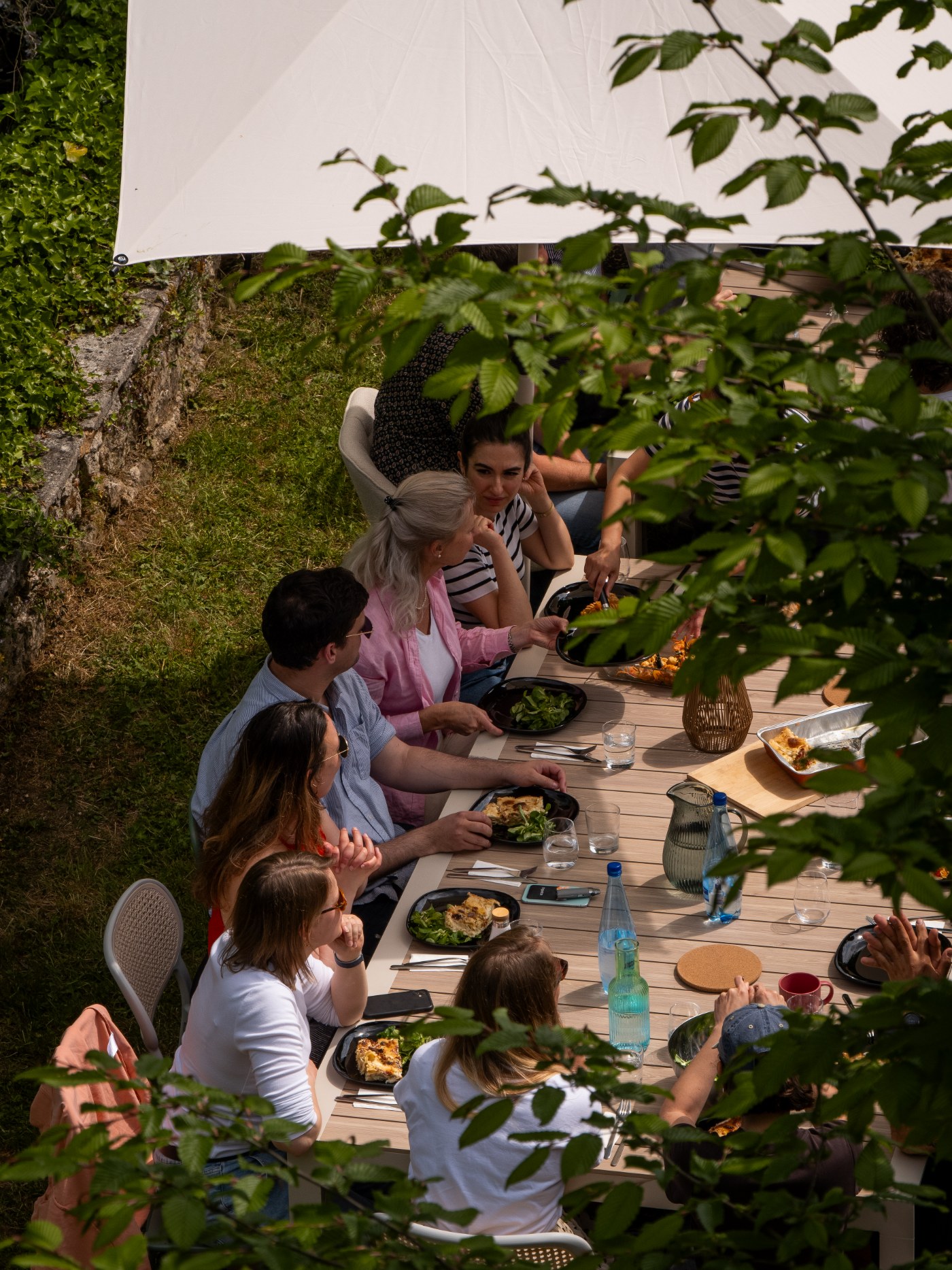 Équipe en retraite au vert dans le jardin d'une maison Kaskad